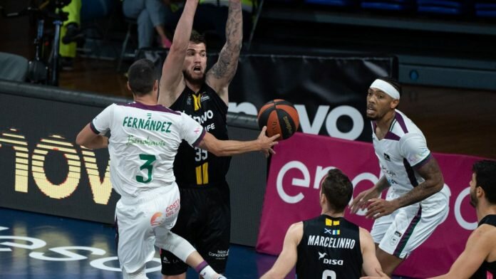 The Lenovo Tenerife devours a too weak Unicaja El Lenovo Tenerife devora a un Unicaja demasiado débil